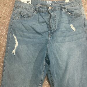 CALI ULTRA HIGH RISE DISTRESSED BERMUDA SHORTS LIGHT